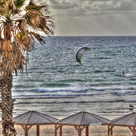 Sunset Beach Apartments Tel Aviv Bagian luar foto