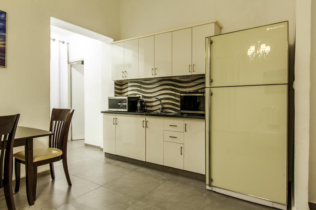 Sunset Beach Apartments Tel Aviv Bagian luar foto