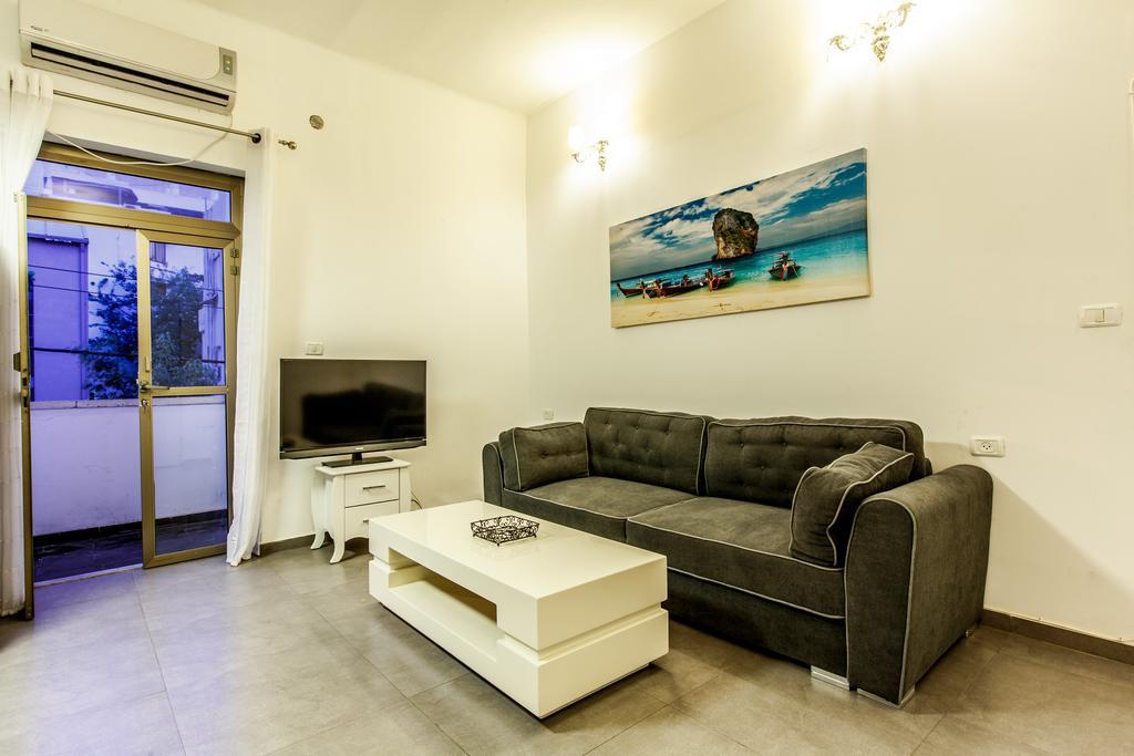 Sunset Beach Apartments Tel Aviv Bagian luar foto