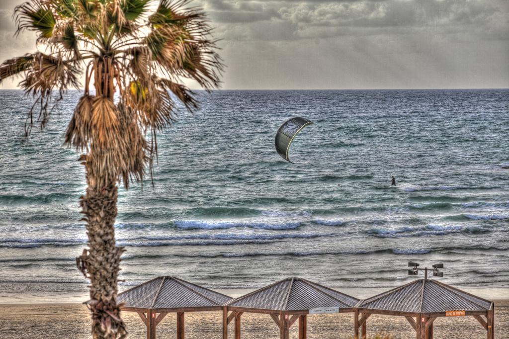 Sunset Beach Apartments Tel Aviv Bagian luar foto
