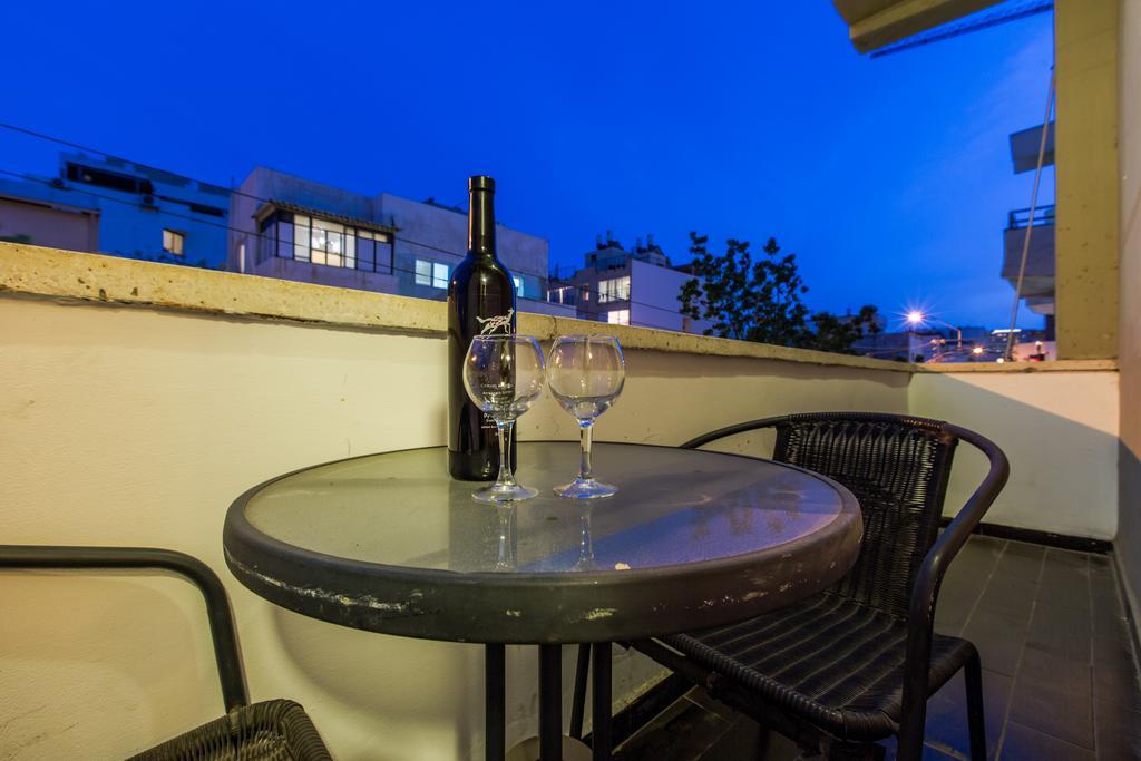 Sunset Beach Apartments Tel Aviv Bagian luar foto