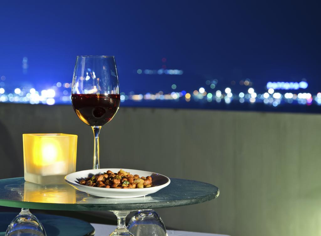 Sunset Beach Apartments Tel Aviv Bagian luar foto