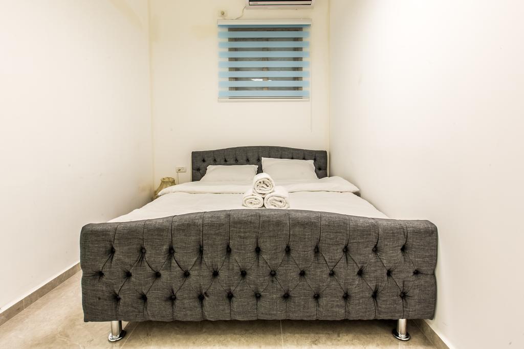 Sunset Beach Apartments Tel Aviv Bagian luar foto