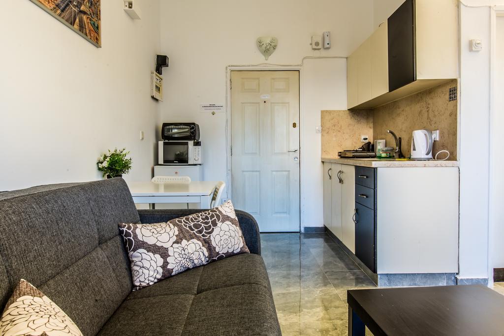 Sunset Beach Apartments Tel Aviv Bagian luar foto
