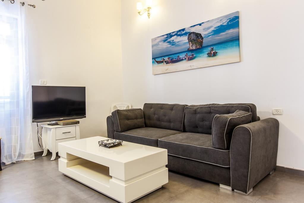 Sunset Beach Apartments Tel Aviv Bagian luar foto